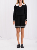 Schwarzes Sweatshirt-Set mit kontrastierenden Streifen.