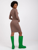 Brązowa ołówkowa sukienka prążkowana z golfem Susan RUE PARIS