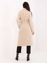 Helle beige zweireihige Jacke mit Kragen.