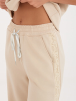 Beżowe dresowe spodnie wide leg od kompletu