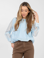 Jasnoniebieska elegancka bluzka z ozdobnym guzikiem