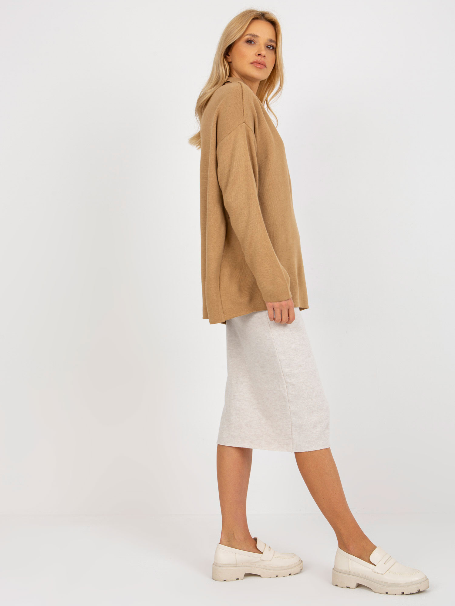 Camelowy damski sweter oversize z kołnierzykiem RUE PARIS