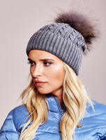 Dunkelgraue Mütze mit Bündchen und felligem Pompon.