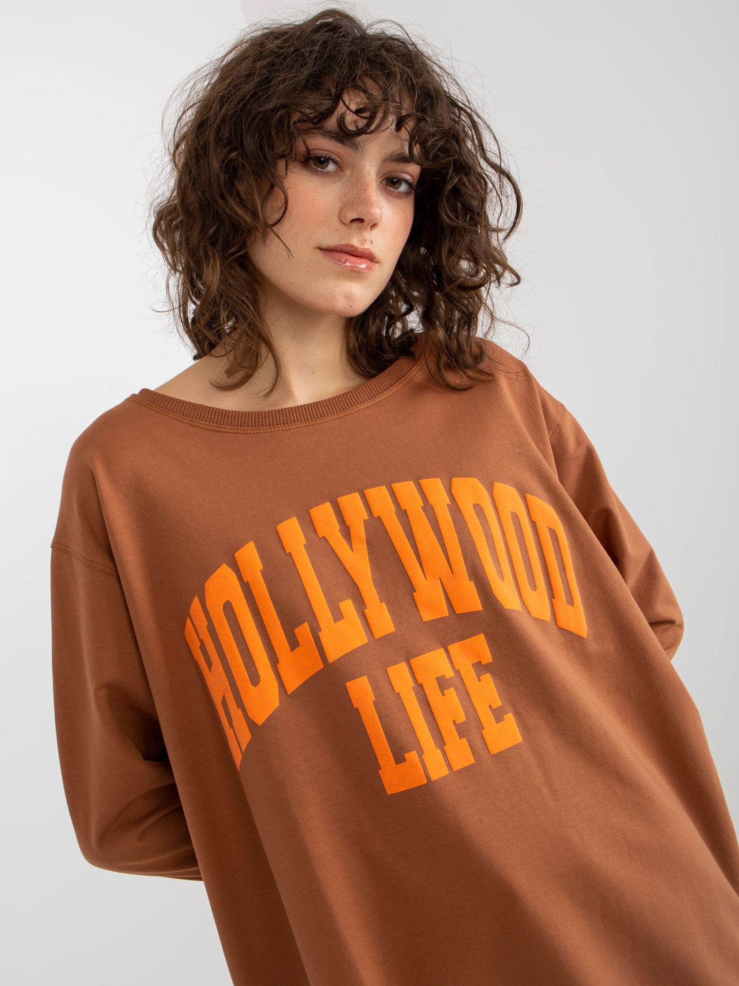 Hurt Jasnobrązowo-pomarańczowa długa bluza oversize z napisem 