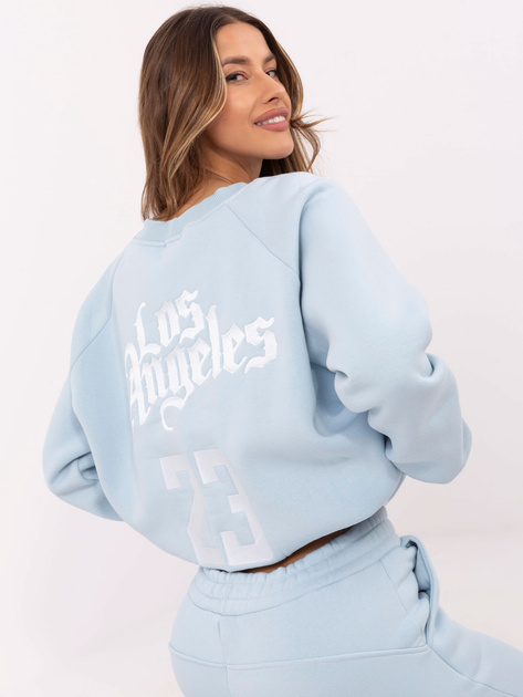 Hurtownia Jasnoniebieski dresowy komplet z naszywkami