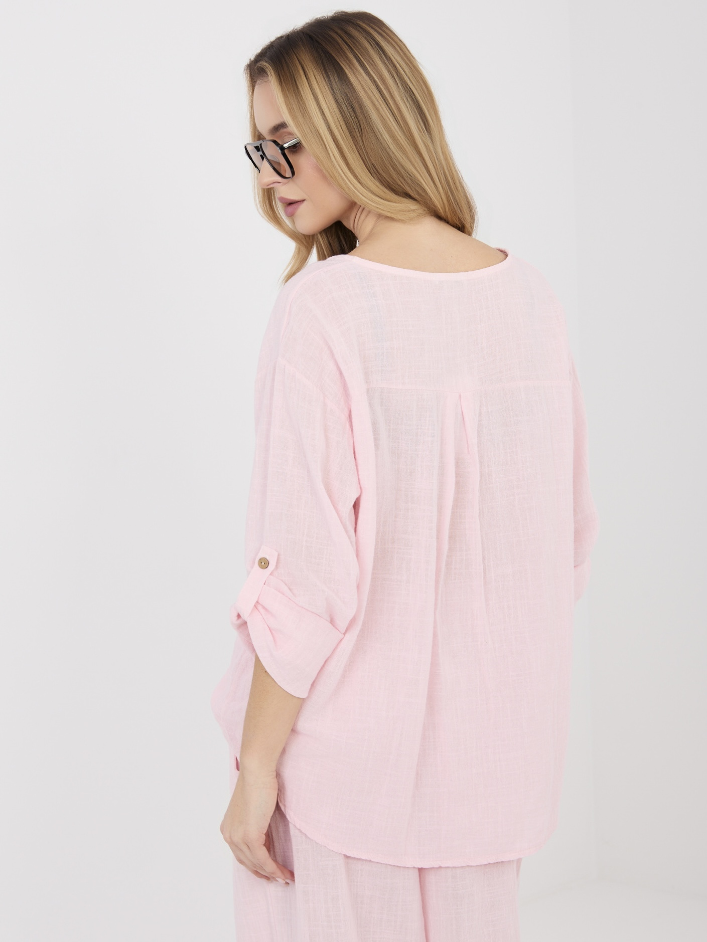 Jasnoróżowa letnia bluzka z długim rękawem