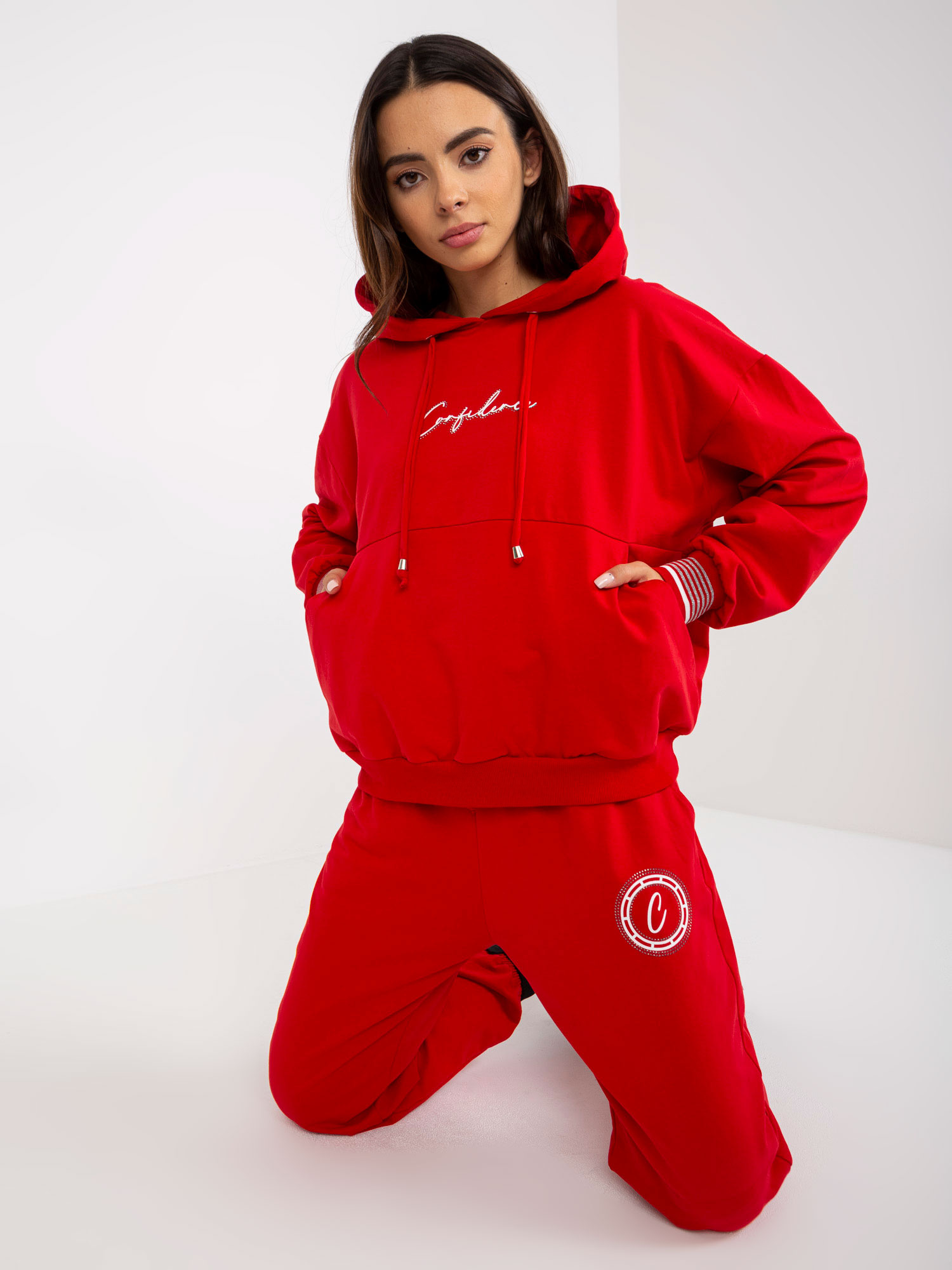 Großhandel Rotes Jogginganzugset mit Kapuzenpullover.