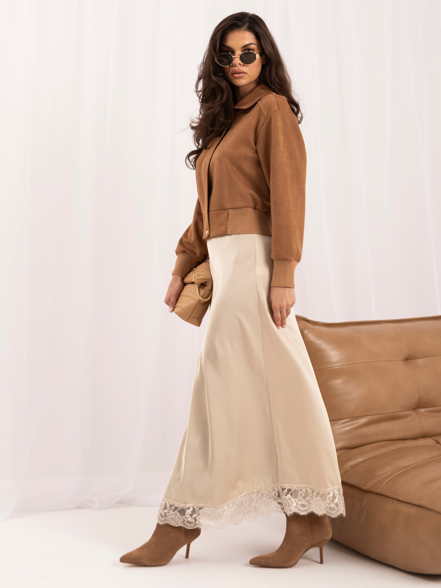 Jasno béžová midi sukňa typu slip skirt.