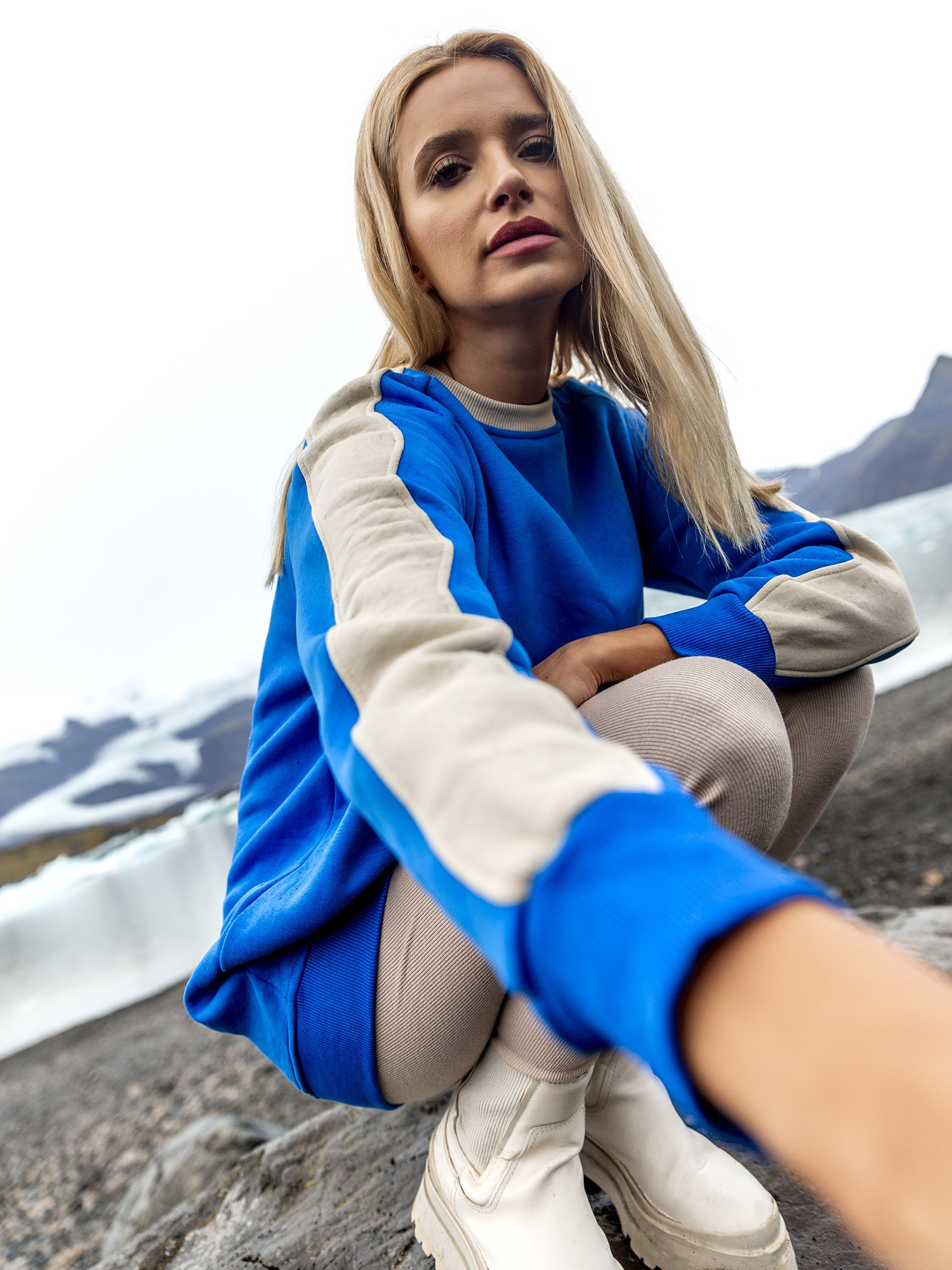 Hurt Niebiesko-beżowa dresowa bluza basic z bawełny