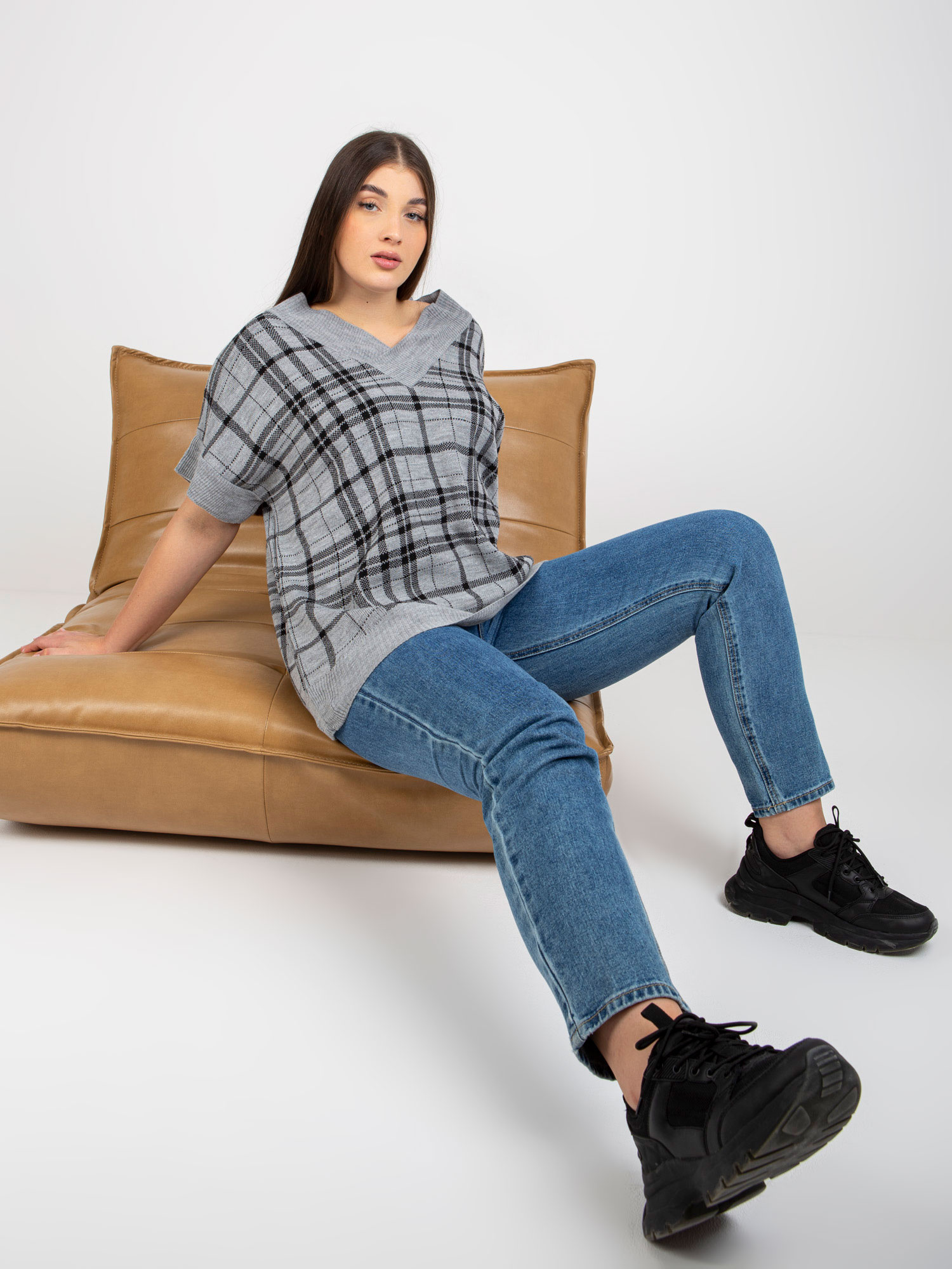 Szara dzianinowa kamizelka plus size z dekoltem V