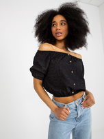 Großhandel Schwarze Ajour-Bluse mit Carmen-Ausschnitt aus Baumwolle.