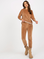 Hurtownia Camelowy miękki komplet welurowy ze spodniami 