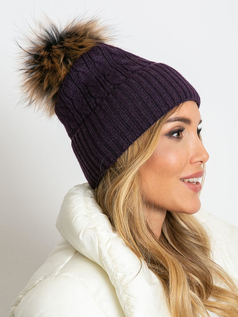 Fioletowa czapka ze ściągaczem i futrzanym pomponem