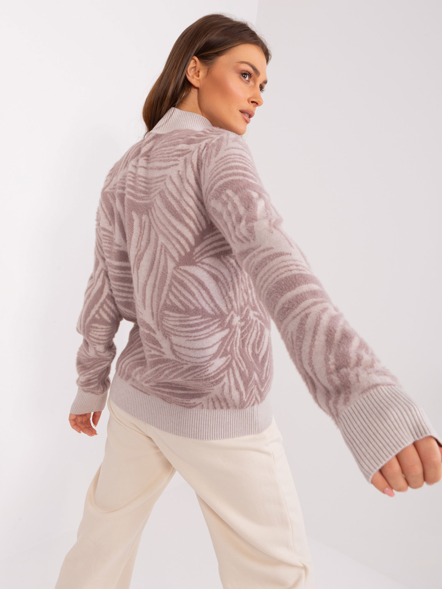 Jasnofioletowy sweter z golfem o kroju oversize
