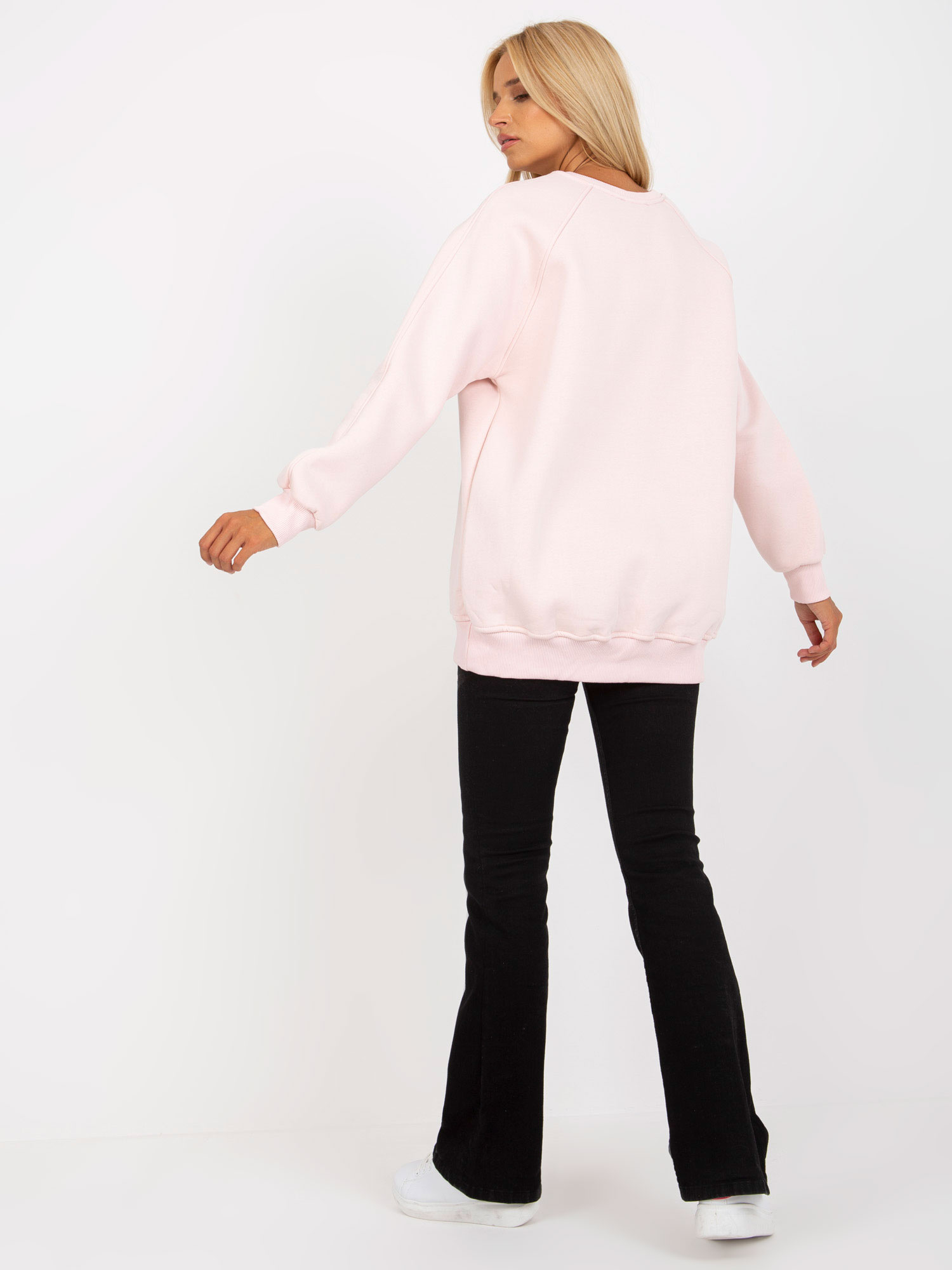Jasnoróżowa dresowa bluza basic bez kaptura