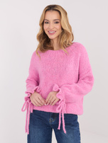 Różowy sweter z falbankami przy rękawach