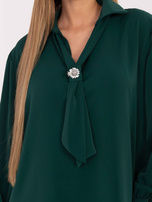 Ciemnozielona elegancka bluzka z broszką