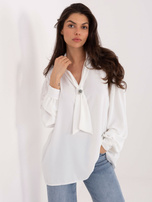Bílá dlouhá blůza s límečkem.