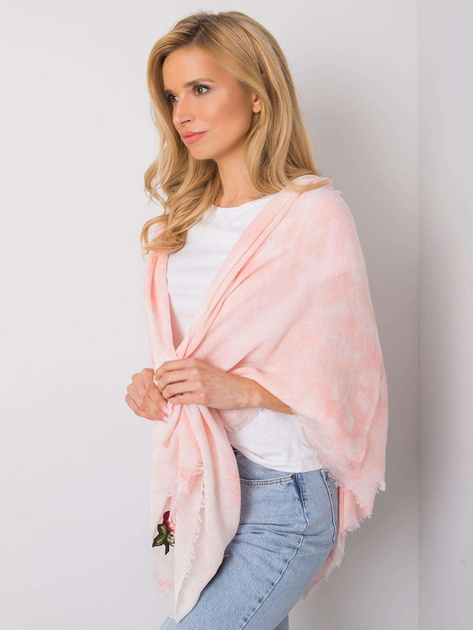 Różowa chusta z naszywkami