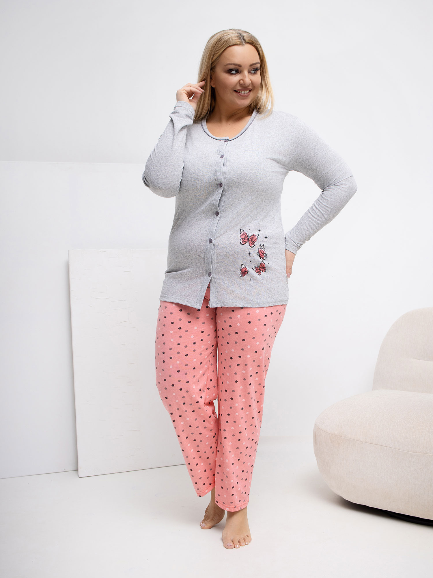 Šedá dámská pyžama plus size s rozepínací blůzou.