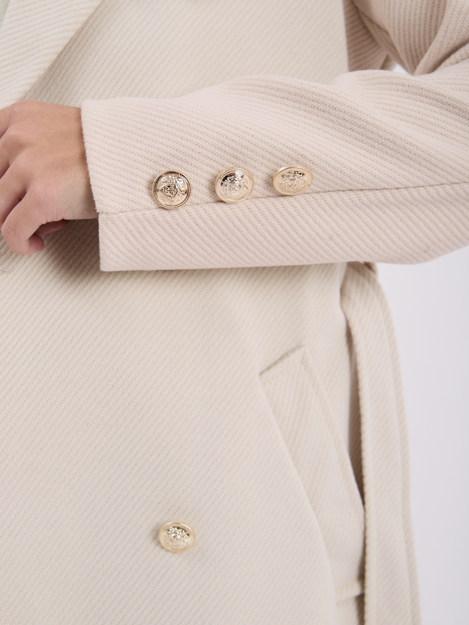 Light beige fitted coat with lining.