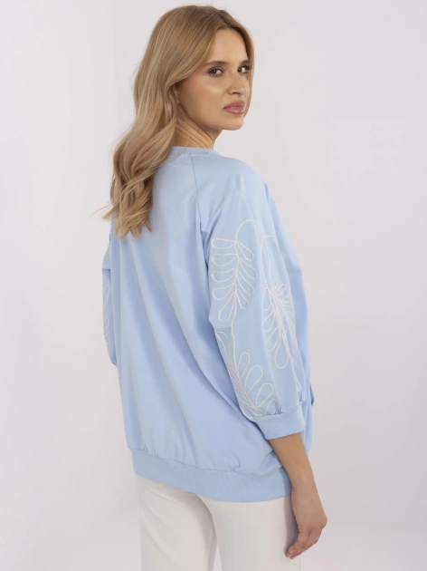 Jasnoniebieska bluza kangurka z haftem na rękawach