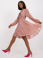 Różowa rozkloszowana sukienka z printami w kwiaty ZULUNA