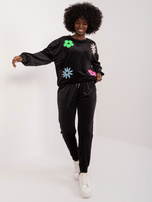 Hurtownia Czarny komplet welurowy z bluzą w kwiaty