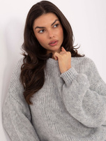 Szary sweter oversize o grubym splocie
