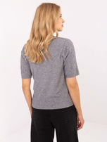 Dunkelgrauer klassischer Pullover mit Zöpfen.