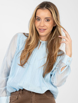 Jasnoniebieska elegancka bluzka z ozdobnym guzikiem