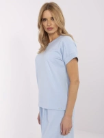 Jasnoniebieska bluzka basic z dodatkiem wiskozy