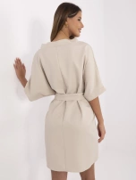 Beżowa elegancka sukienka z wiązanym paskiem