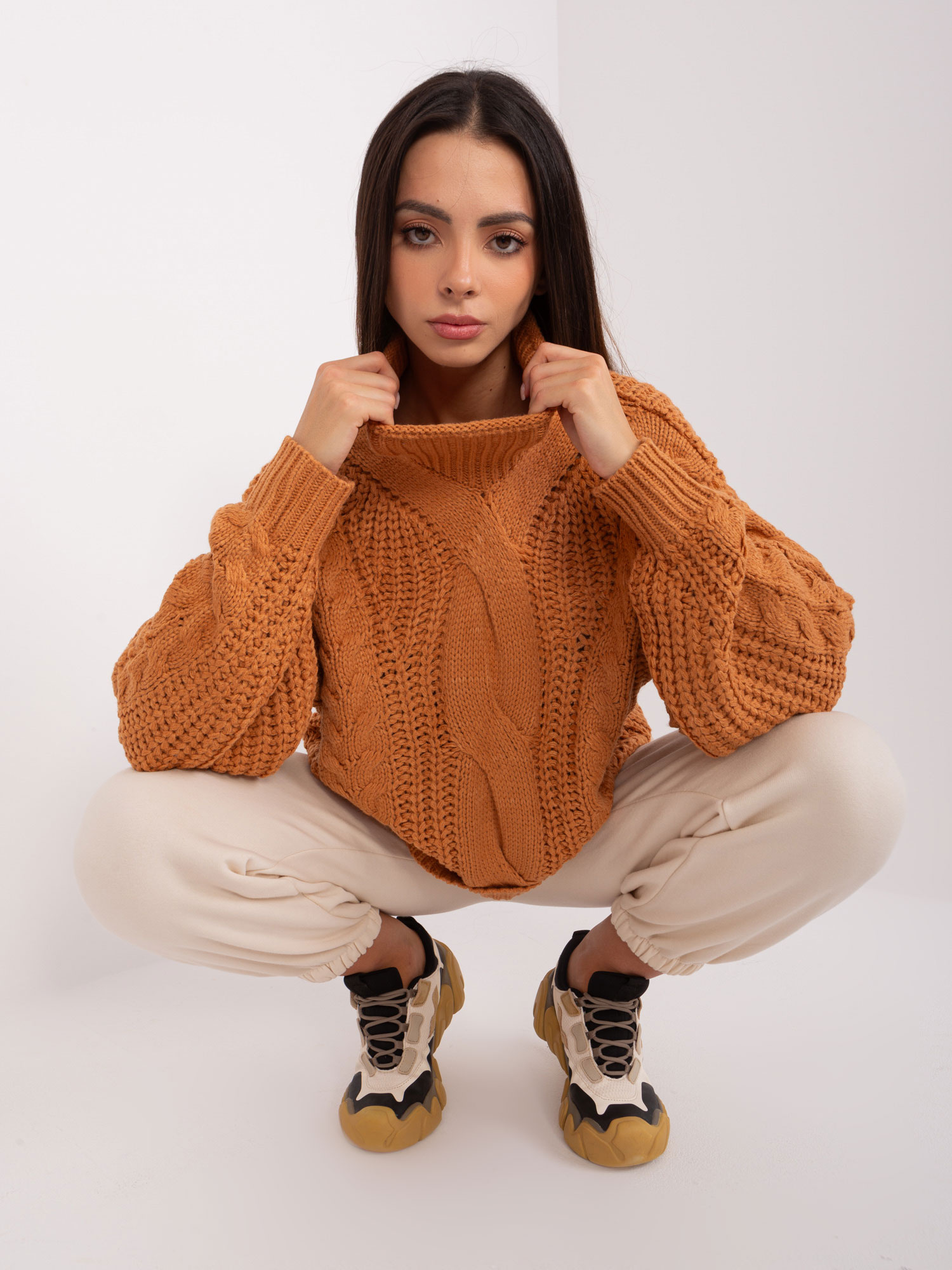 Jasnobrązowy damski sweter oversize z warkoczami