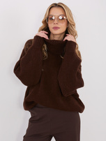 Dunkelbrauner Damenpullover im Oversize-Schnitt.