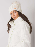 Weiße Wintermütze mit Pompon.