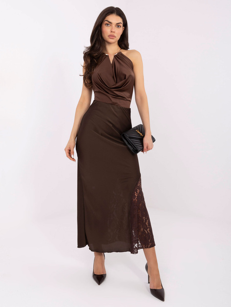 Brązowe body z ozdobnym naszyjnikiem