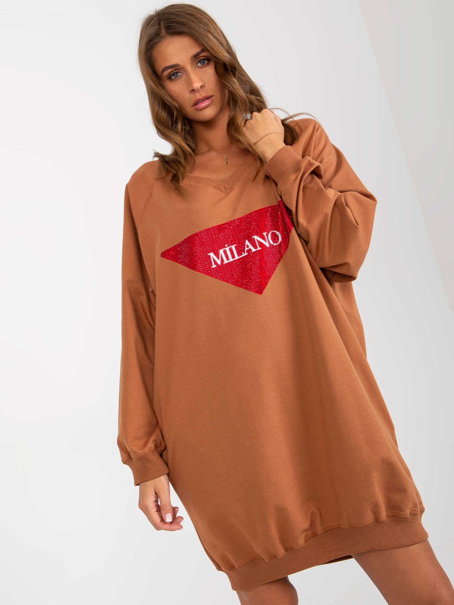 Jasnobrązowa długa bluza oversize z aplikacją i napisem