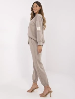 Dunkelbeige Jogginganzug mit Jogginghosen.