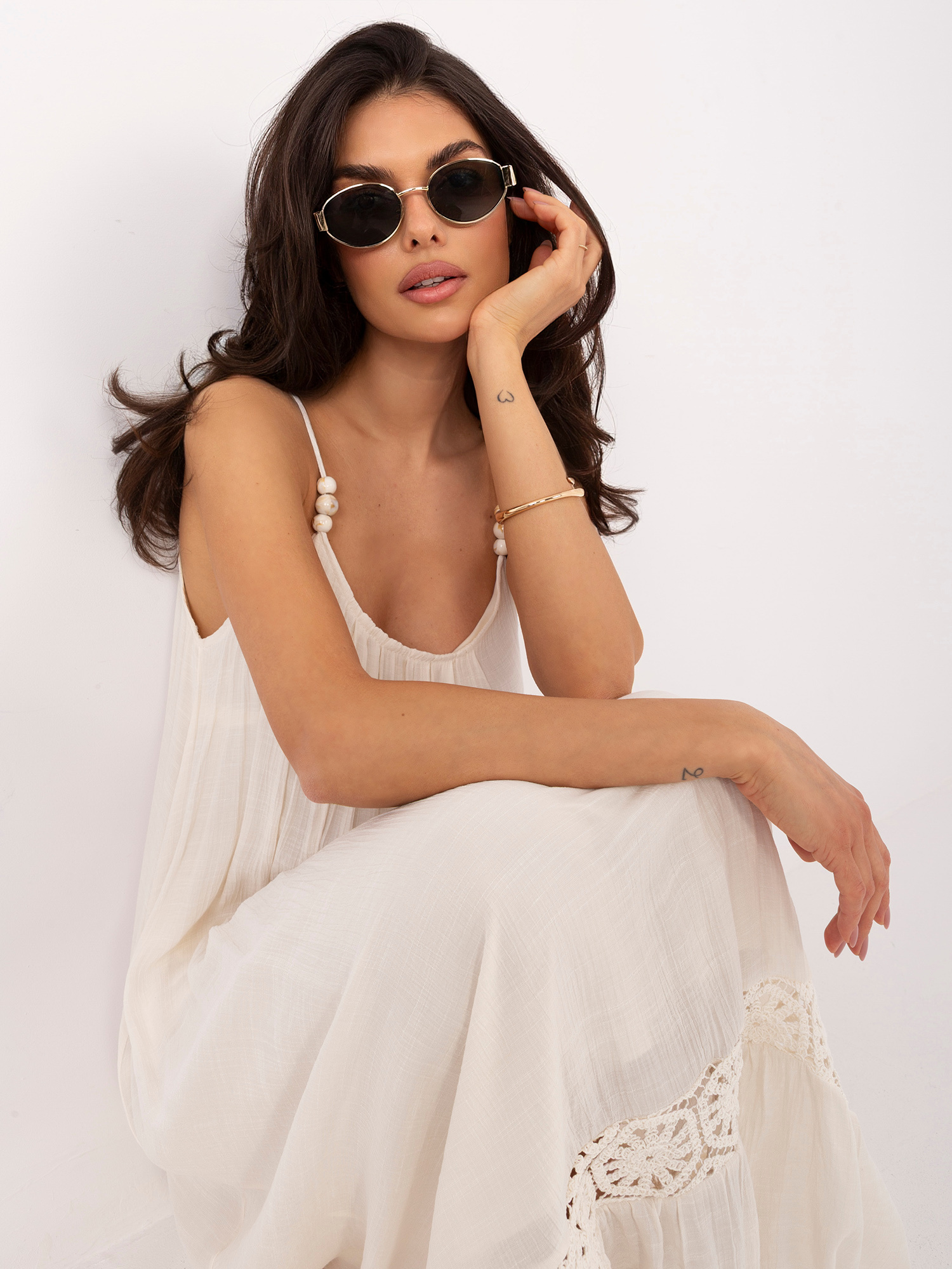 Jasnobeżowa trapezowa sukienka z ażurową wstawką 