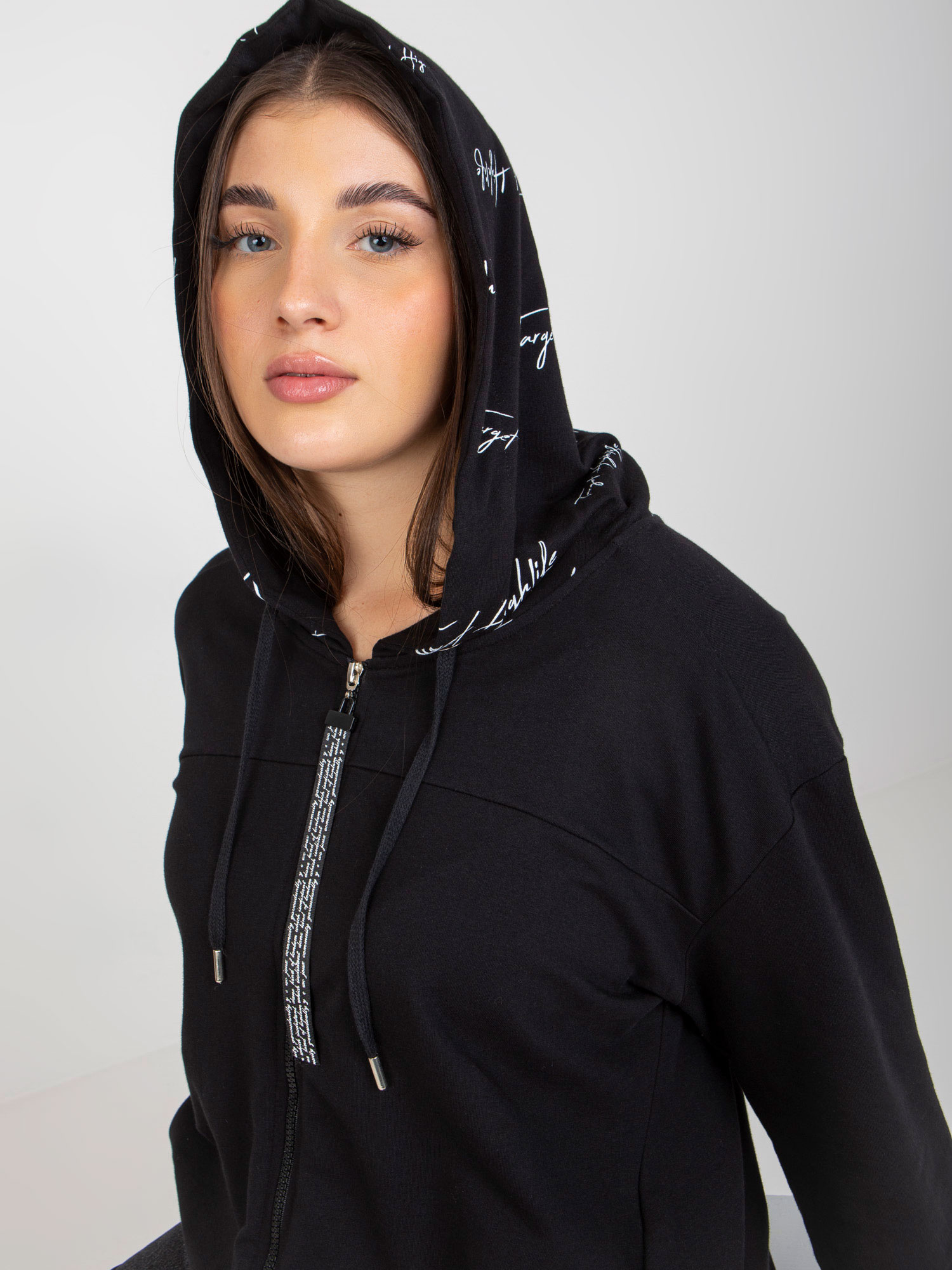 Czarna rozpinana bluza plus size z kapturem i napisami