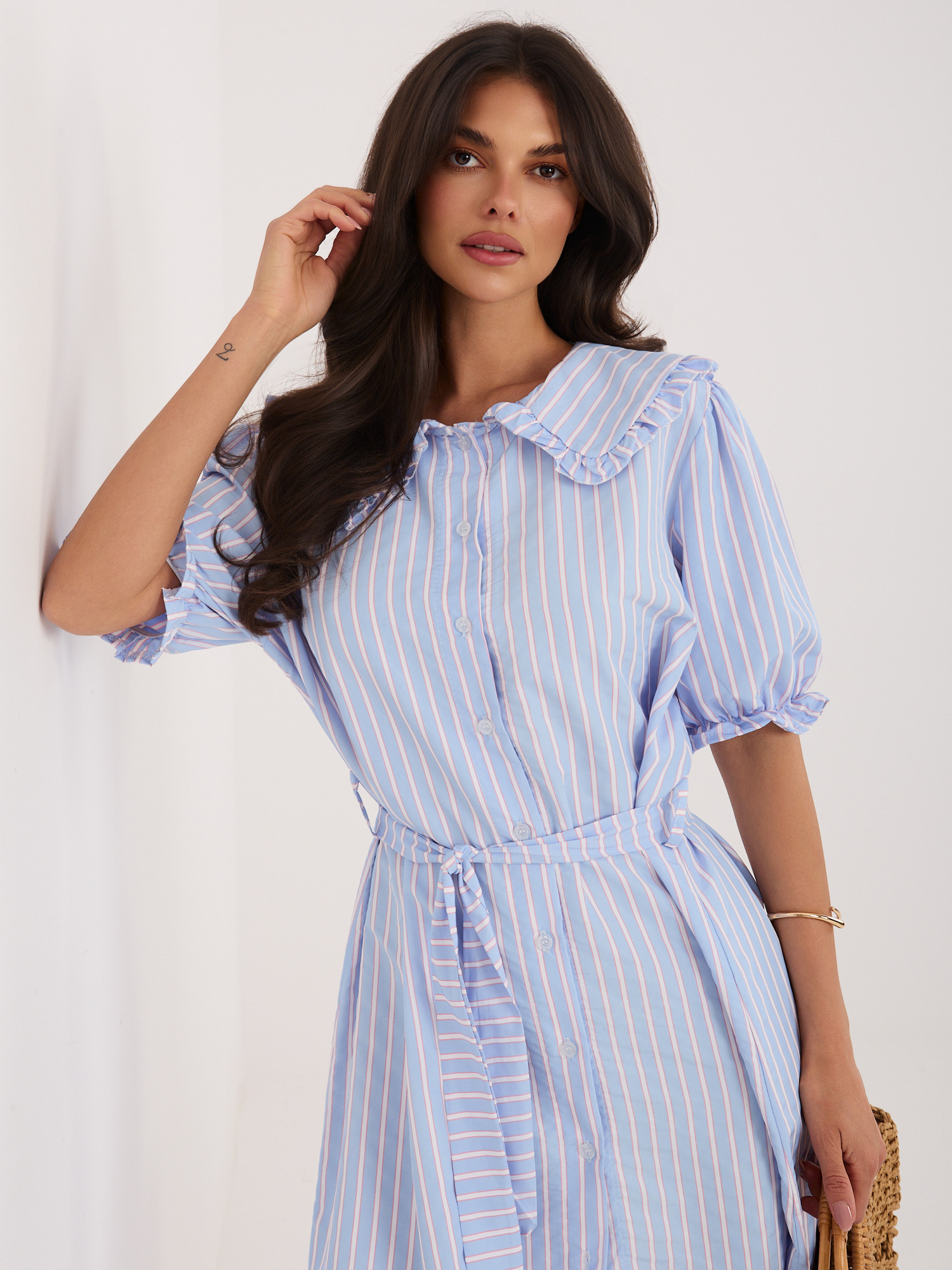 Jasnoniebieska letnia sukienka z bufiastymi rękawami