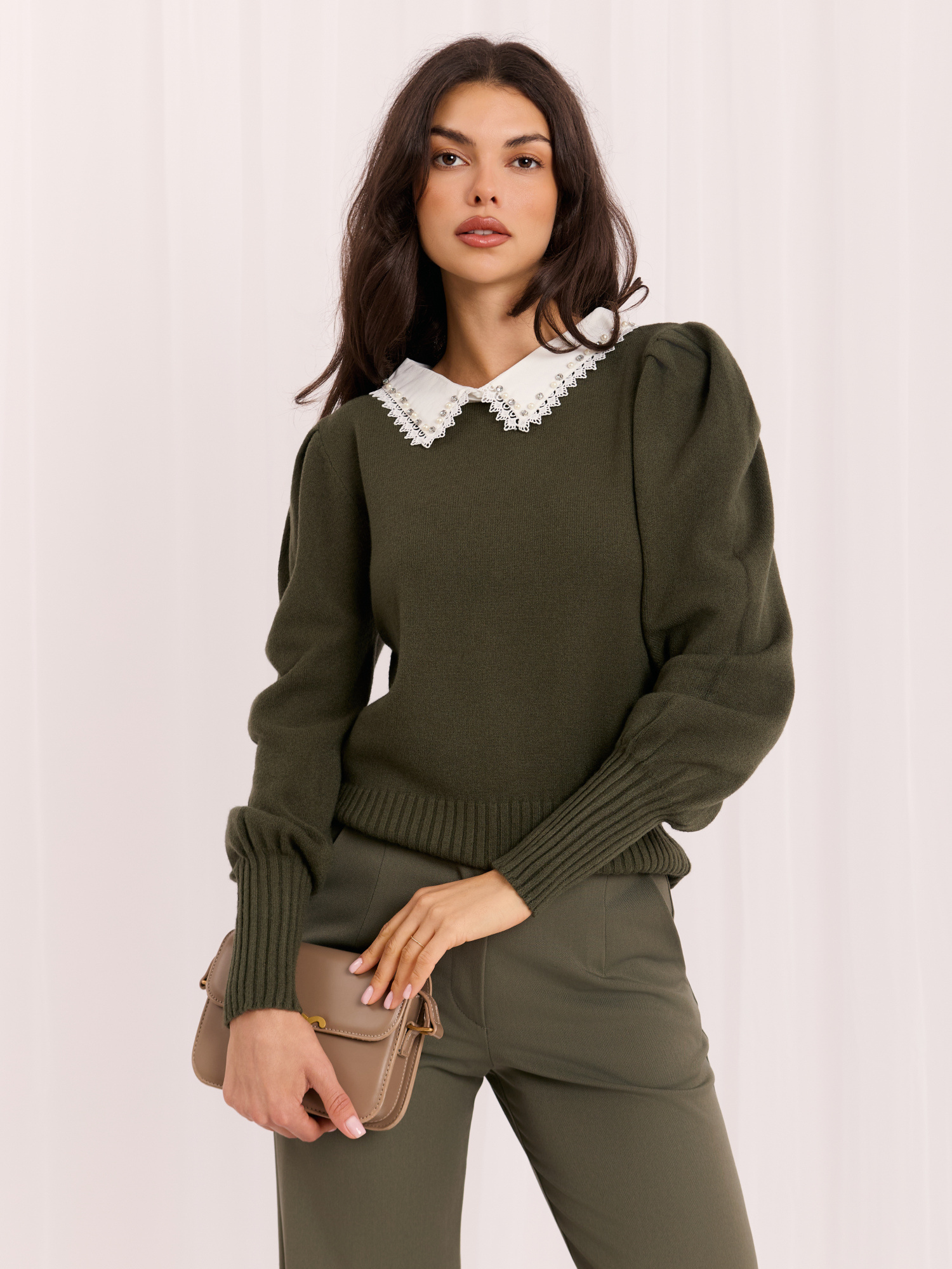 Khaki damski sweter z biżuteryjnym zdobieniem