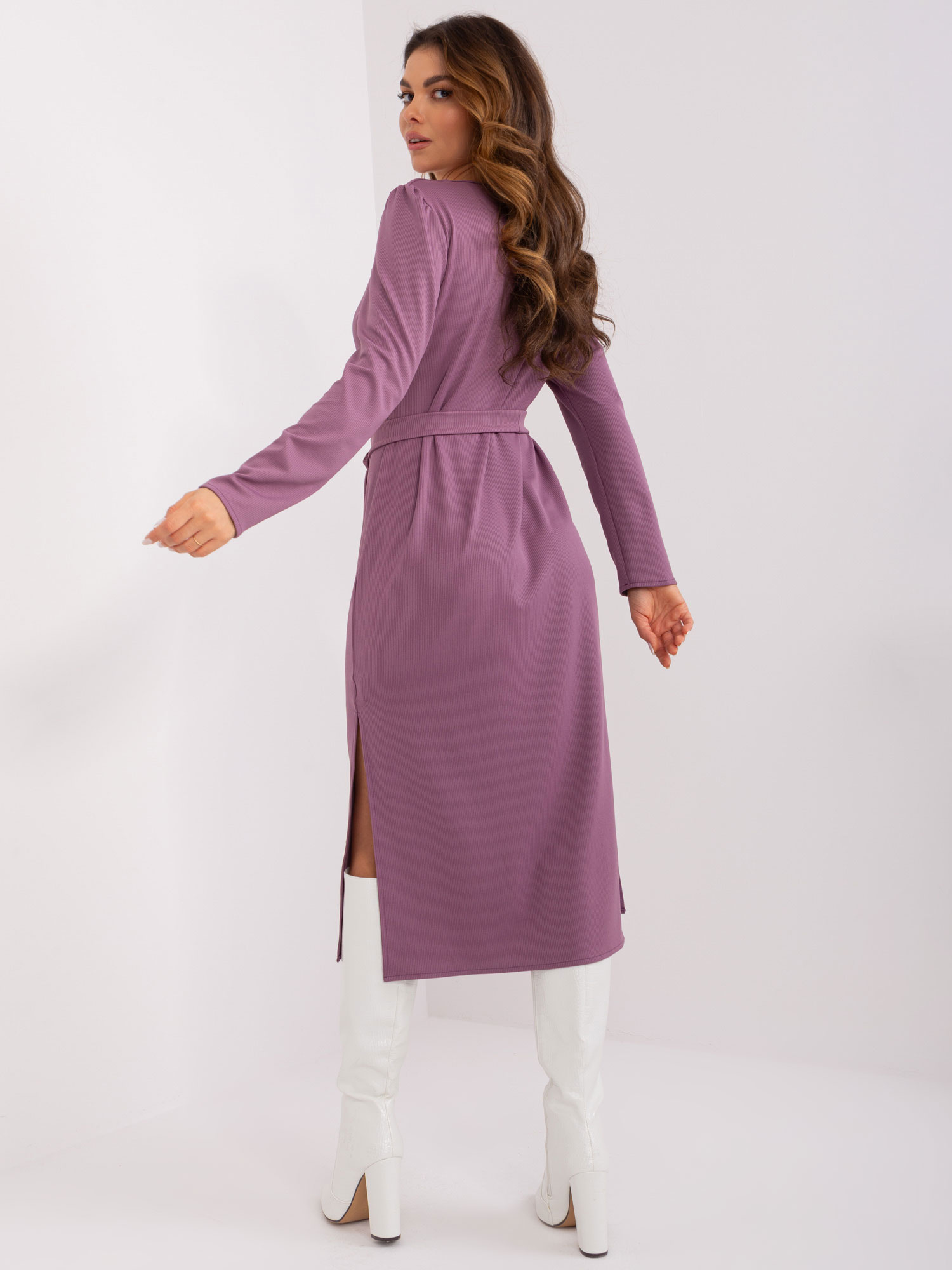 Hurt Lila Midi-Kleid mit Ausschnitt am Dekolleté.