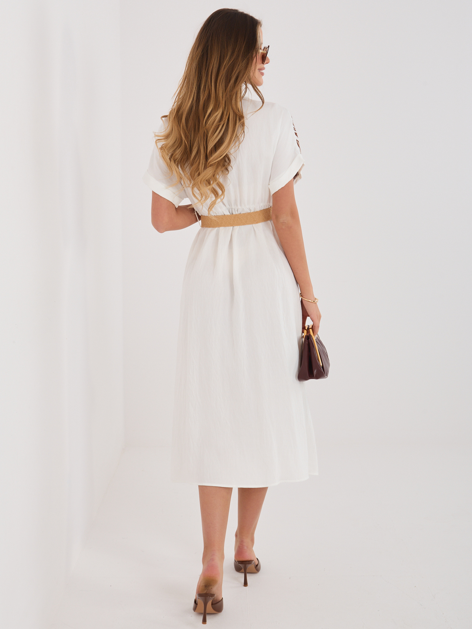 Brązowa letnia sukienka z plecionym paskiem 