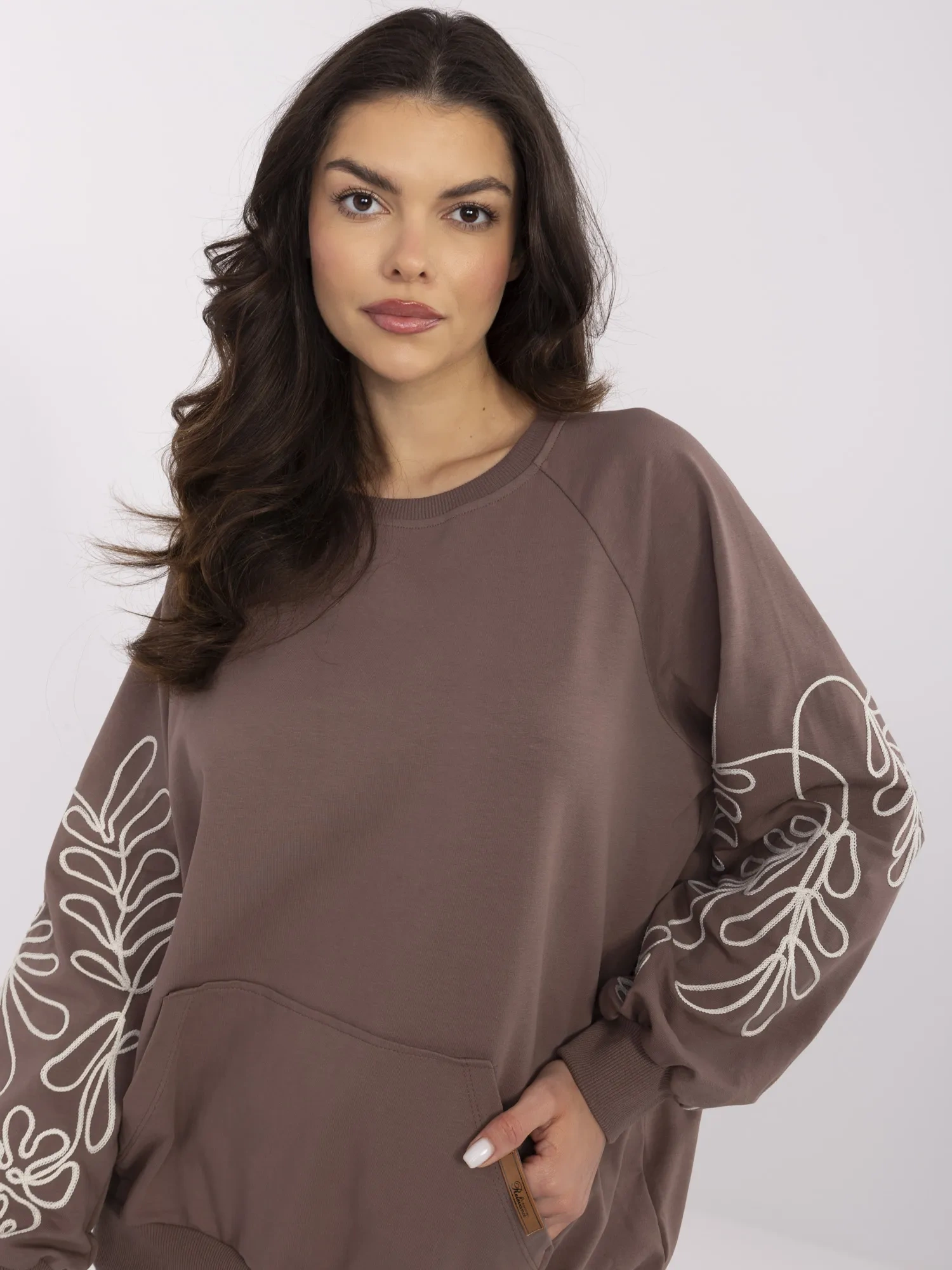 Braun-beige Kapuzenpullover mit Stickerei.
