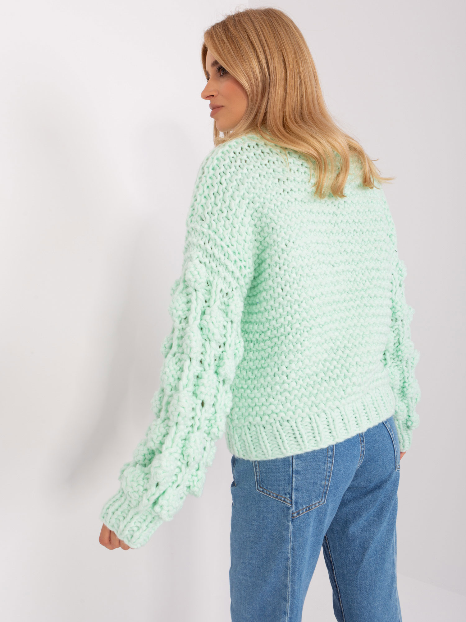 Miętowy sweter oversize z grubym splotem