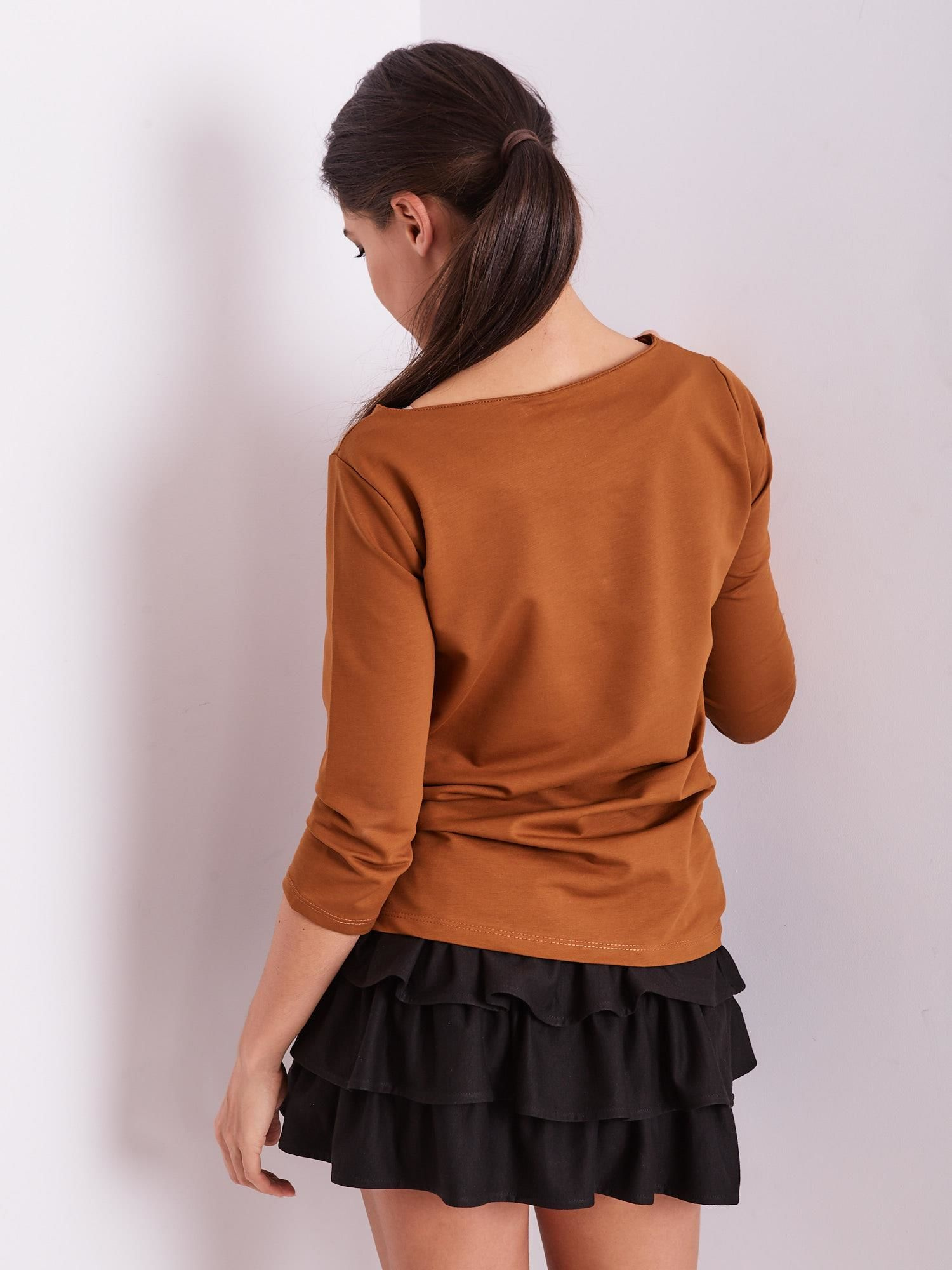 Braune Damenbluse mit Tasche.