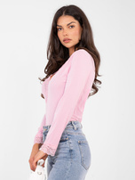 Jasnoróżowa prążkowana bluzka z koronką