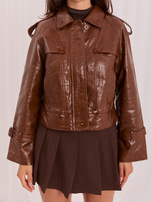 Helle braune Jacke aus Kunstleder mit Streifen an den Ärmeln.